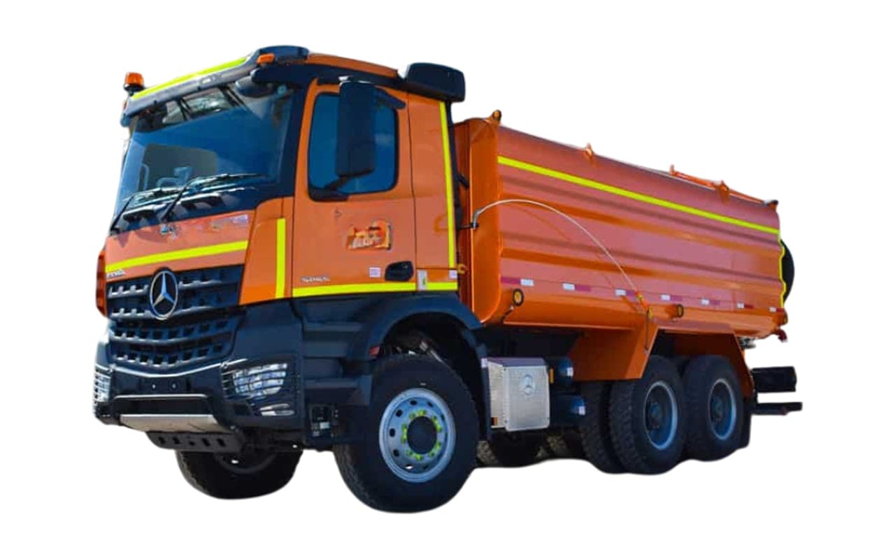 Camión aljibe Mercedes-Benz naranjo con estanque de agua de 20 m³
