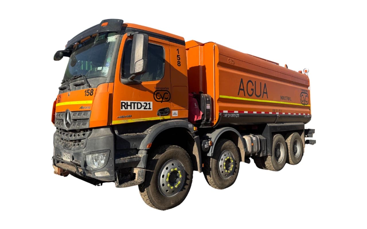 Camión aljibe Mercedes-Benz Arocs naranjo de CYC con estanque de agua industrial de 30.000 litros