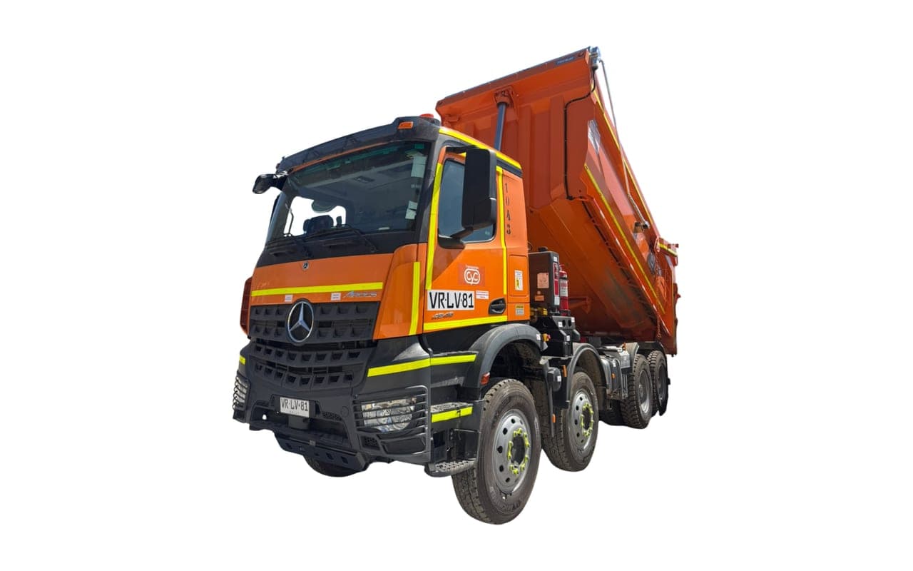 Camión tolva Mercedes-Benz Arocs naranjo de CYC con la tolva levantada