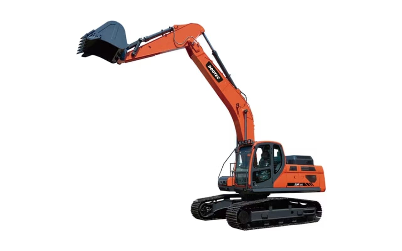 Excavadora naranja sobre orugas con el brazo levantado