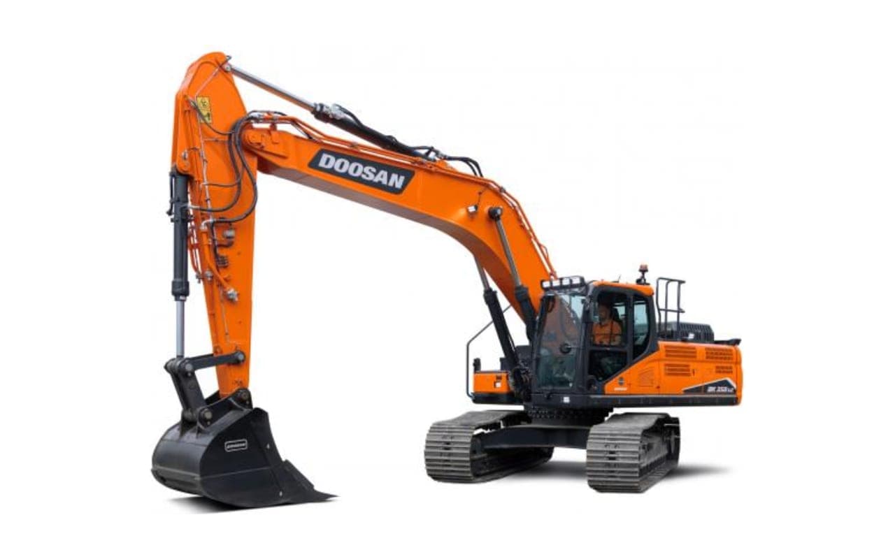 Excavadora Doosan naranja sobre orugas con el brazo extendido