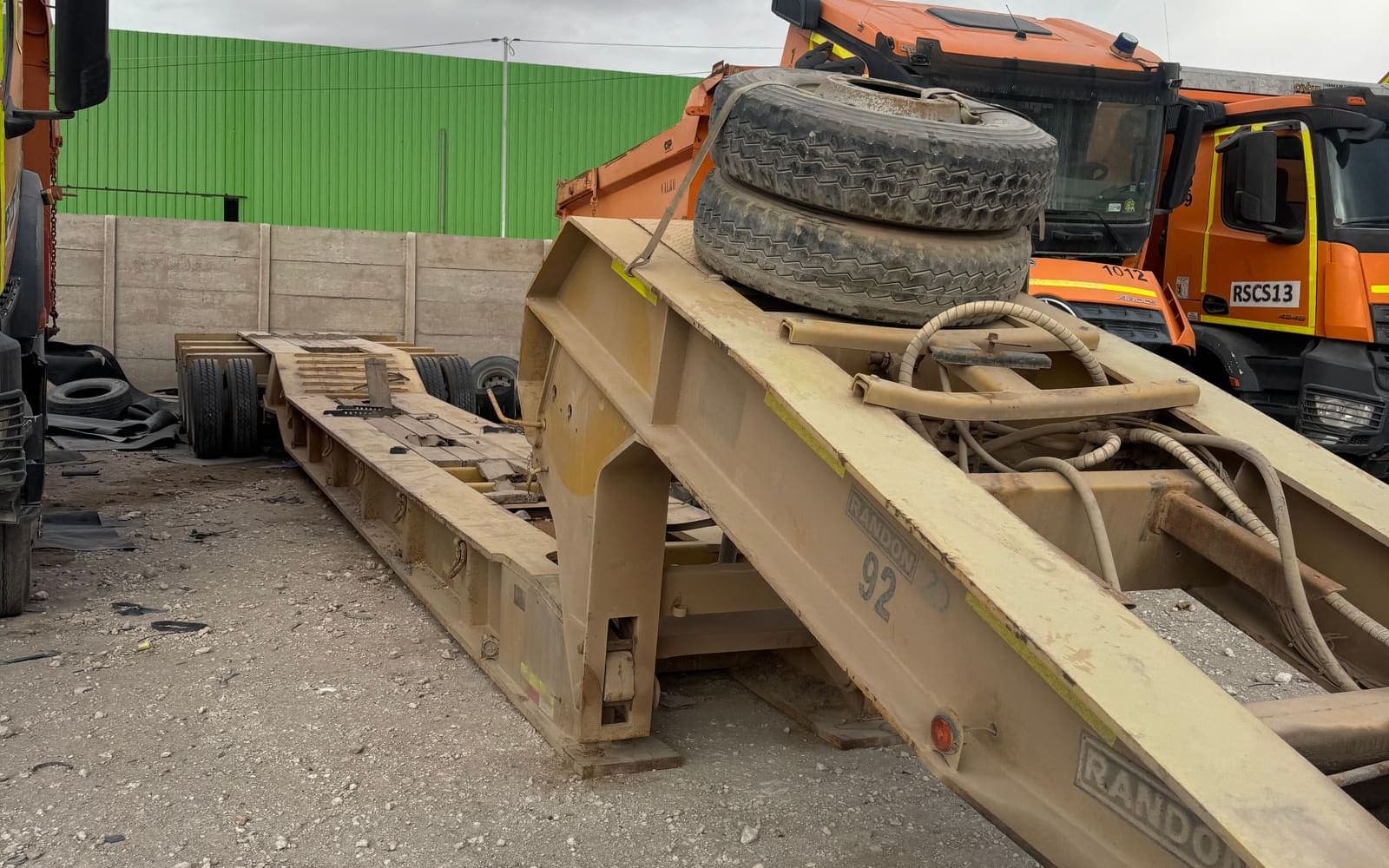 Semirremolque cama baja Randon de 3 ejes con cuello y plataforma de carga, en patio de CYC en Calama